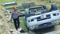 Mobil Avanza Terguling di TPU Tanah Kusir Kebayoran Jakarta Selatan