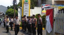 Pasukan Bermotor Polri dan 4 Unit Truk Sabhara Siaga di Kantor Golkar