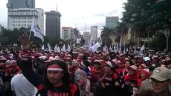 Buruh Merangsek ke Depan Kawat Berduri Berupaya Dekati Istana