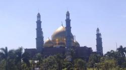 Pendiri Masjid Kubah Emas Hj Dian Al Mahri Dimakamkan Usai Salat Jumat