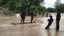 Bantu Anak Sekolah Seberangi Sungai, Yonmek 741/GN Buat Rakit Bambu