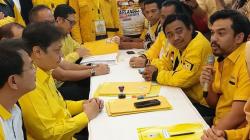Airlangga Hartarto Serahkan Berkas Persyaratan Calon Ketua Umum Golkar 2019-2024