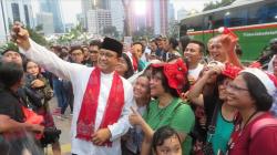 Momen Anies Foto Bersama Warga saat Kunjungi Hari Terakhir Christmas Carol di Sudirman
