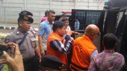 Usai Mencoblos di TPS 012, Tahanan KPK Bowo Sidik Acungkan Jempol