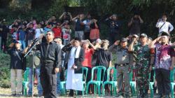 Relawan Bela Alam Gelar Upacara HUT RI di Tepi Sungai Cileungsi yang Tercemar