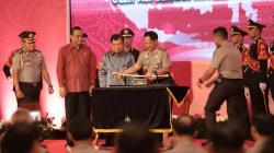 Akhir Masa Jabatan, Wapres Jusuf Kalla Dihadiahi Lukisan dan Pedang Pati Polri