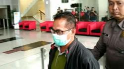 Terjaring OTT, Bupati Mesuji Tiba di Gedung KPK Gunakan Masker