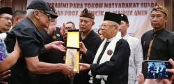 Ketika Kiai Ma'ruf dan Tokoh Sunda Solihin GP Saling Hormat