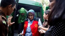 Sakit Bagian Leher, Ratna Sarumpaet Periksa Tensi di Klinik