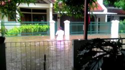Banjir di Ciputat Baru Tangsel, Ketinggian Air Sepinggang Orang Dewasa