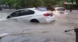 Video Viral Mobil BMW Terseret Banjir di Perumahan Laverde Serpong