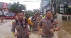 Video Polisi Evakuasi Korban Banjir di Benhil, Tanah Abang dan Cipinang Melayu