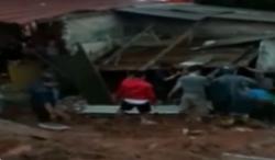 Detik-Detik Evakuasi Keluarga Tertimbun Longsor di Bekasi