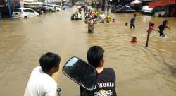 Video Jasa Antar dengan Gerobak di Jalan Raya Ciledug yang Terputus karena Banjir