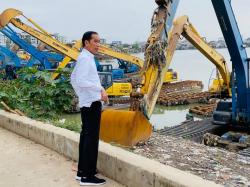 Sidak ke Waduk Pluit, Jokowi Pastikan Peralatan Penanganan Banjir Berfungsi Optimal