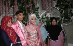 Video Sepasang Pengantin Menikah di Tengah Kepungan Banjir