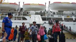 Inspeksi Pendatang di Benoa, Petugas Temukan Penumpang Membawa Samurai<