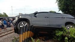 Xpander Ditabrak KA Mutiara di Sidoarjo, Saksi: Sopir Sudah Diteriaki Ada Kereta