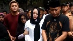 Video Pemakaman Lina, Sule dan Rizky Febian Menangis