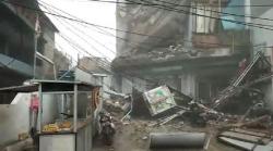 Gedung di Slipi Roboh, Sopir Ojek Online dan Penumpang Tertimpa Tembok