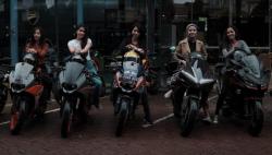 Ajak Lady Biker, Komunitas Motor KTM Bantu Korban Banjir