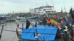 Pelayaran ke Karimunjawa Dihentikan akibat Cuaca Buruk, Penumpang Kapal Menginap<