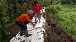 Usulan Perbaikan Belum Direspons, Warga Kulonprogo Bangun Tanggul Darurat Secara Swadaya<