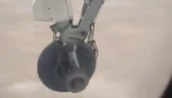 Terekam Kamera, Roda Lepas Setelah Pesawat Lepas Landas