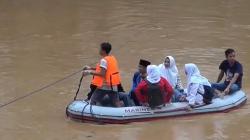 Aksi Nekat Siswa dan Guru di Lebak Seberangi Sungai Demi ke Sekolah<