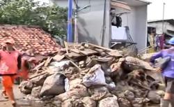 Begini Kondisi Tumpukan Sampah Pascabanjir di Kampung Pulo