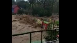 Banjir Bandang di Brebes Rusak 7 Rumah, Warga Ngungsi ke Koramil<