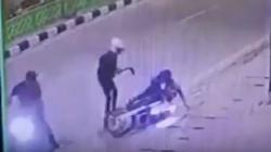 Viral Aksi Begal Motor Sadis Bacok Kakek 61 Tahun di Underpass Titi Kuning Medan