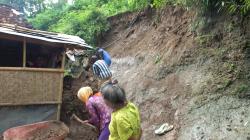 Tanah Longsor Hantam Rumah Warga di Kulon Progo