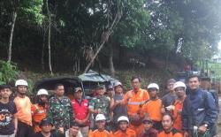 Akses Terisolasi, Relawan Jalan Tiga Jam Capai Posko Pengungsi di Sukajaya Bogor