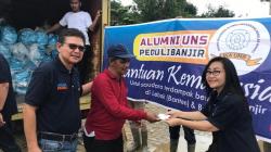 Alumni UNS Salurkan 1.800 Paket Bantuan kepada Korban Banjir di Lebak dan Bekasi<