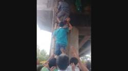 Ngeri, Balita 2 Tahun Jatuh ke Lubang Jembatan Tanggamus saat Dibawa Ibunya Naik Motor