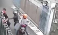 Rekaman CCTV 2 Orang Tak Dikenal Bacok Sekelompok Remaja di Bandung