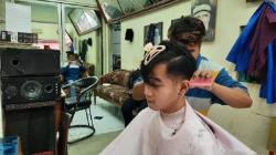 Gibran Terciduk Datangi Tukang Cukur Langganan Semasa Kecil