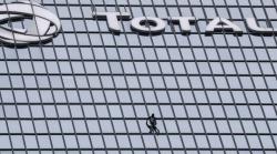 Dukung Demonstran di Prancis, Alain 'Spiderman' Robert Panjat Gedung 48 Lantai