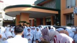 Ratusan Bidan dan Perawat RSU M Natsir Solok Demo Tuntut Transparansi Klaim BPJS