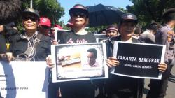 Massa Pro dan Kontra Anies Baswedan Demo di Balai Kota Jakarta