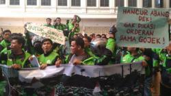 Tuntut Perbaikan Sistem, Ratusan Pengendara Ojek Online Demo Kantor Gojek Medan