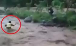 Video Viral Aksi Heroik Kades di Probolinggo Selamatkan Warga Terseret Arus Banjir<