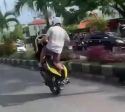 Jangan Ditiru! Aksi Bule Berkendara Freestyle di Bali Viral di Medsos
