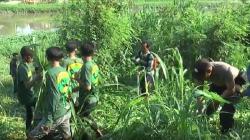 Bonek dan Berbagai Kalangan Bersihkan Bantaran Sungai Jagir di Surabaya