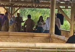 Viral PNS Dangdutan saat Jam Kerja Bersama Anak SMA di Bandung