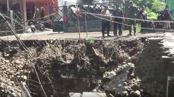 Hujan Deras, Plengsengan Tanggul di Probolinggo Ambrol Tergerus Aliran Sungai