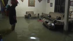 Hujan 3 Jam, Banjir Rendam Permukiman dan Jalan di Polewali Mandar<