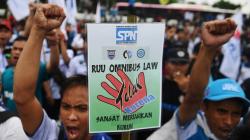 Naskah Omnibus Law RUU Cipta Kerja Disampaikan ke Jokowi
