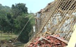 Sungai Cisambeng di Majalengka Meluap, Beberapa Rumah Ambruk<